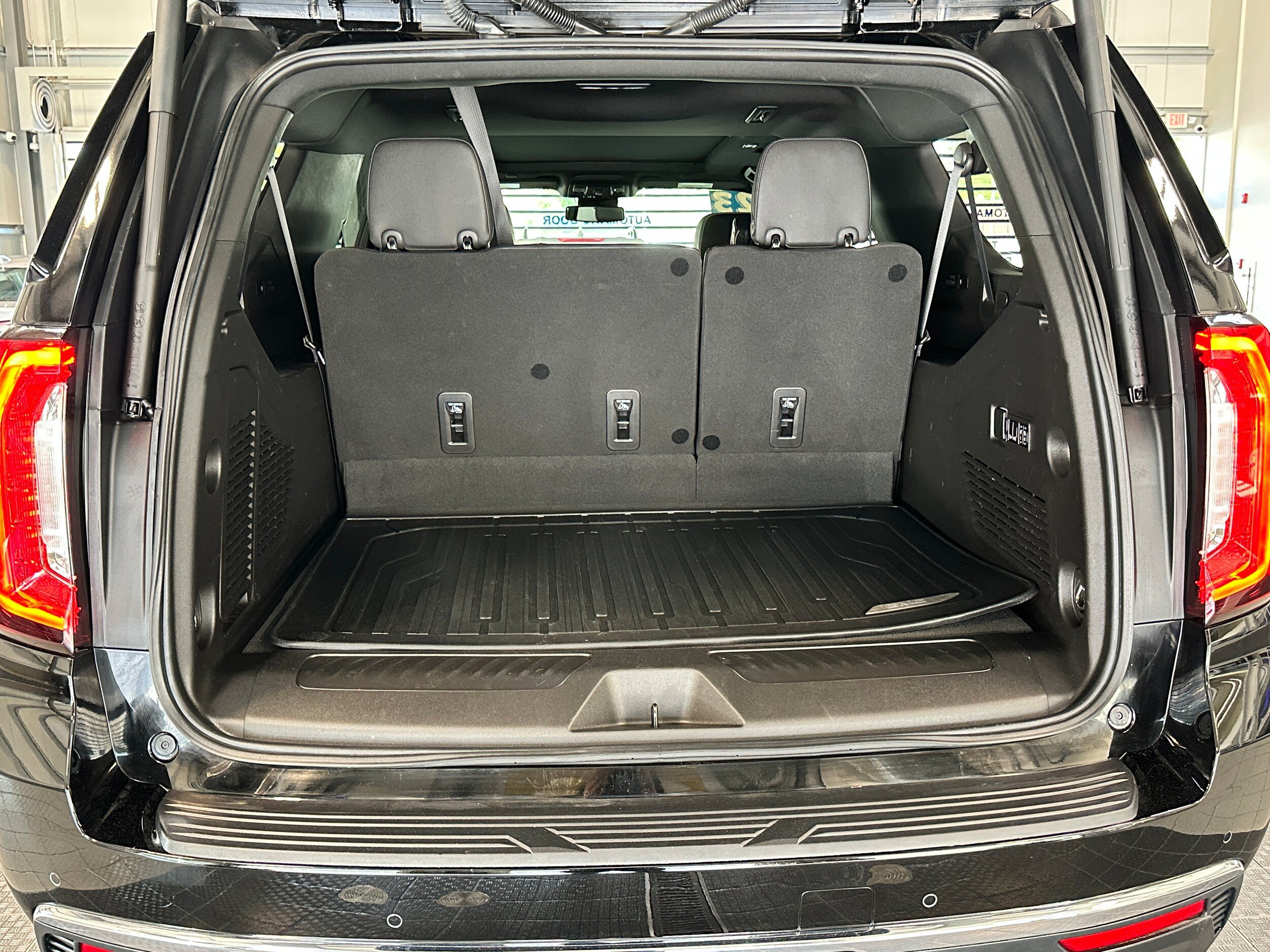 Used 2023 GMC Yukon XL SLT w/ SLT Premium Package AWD/4WD image 6