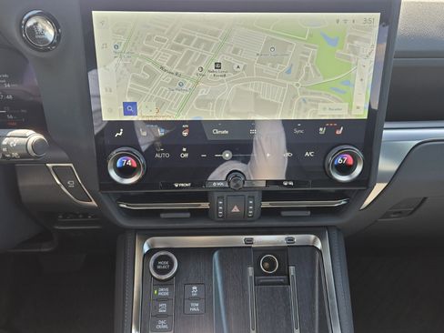 Used 2025 Lexus GX 550 w/ Accessory Package (32) AWD/4WD image 19