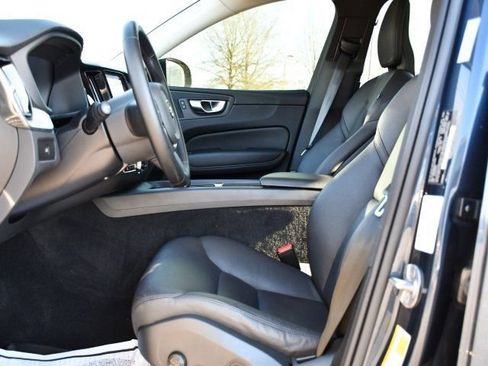 Used 2025 Volvo XC60 B5 Plus image 11