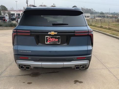 Used 2025 Chevrolet Traverse LT image 8