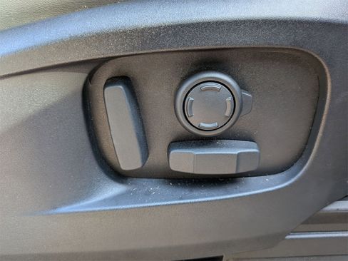 Used 2023 Land Rover Defender 90 S image 36