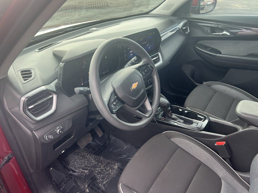 Used 2025 Chevrolet TrailBlazer LT AWD/4WD image 9