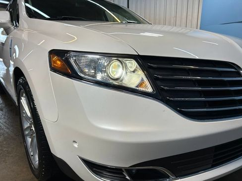 Used 2019 Lincoln MKT AWD image 2