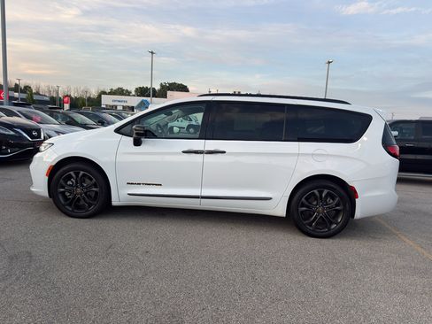 Used 2024 Chrysler Pacifica Touring-L w/ Road Tripper Package AWD/4WD image 6