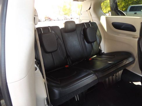 Used 2017 Chrysler Pacifica Touring-L FWD image 22