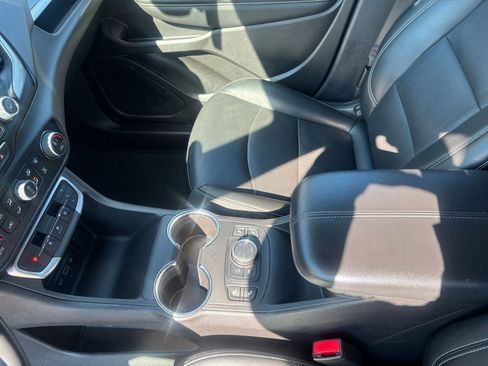 Used 2024 GMC Terrain SLT image 43