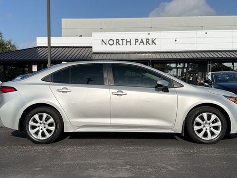 Used 2022 Toyota Corolla LE FWD image 3