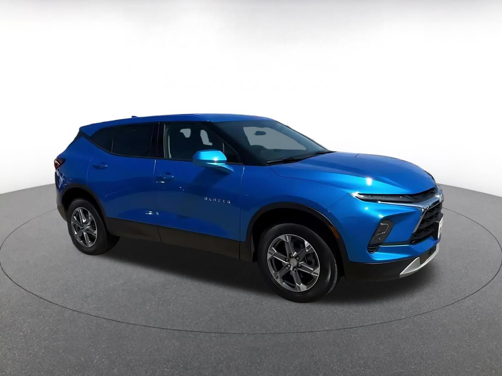 Used 2026 Chevrolet Blazer LT FWD image 2