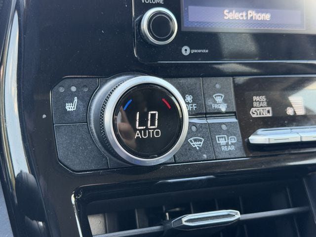 Used 2021 Toyota Highlander XLE FWD image 21