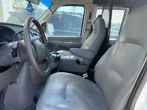 Used 2006 Ford E-150 and Econoline 150 RWD image 2