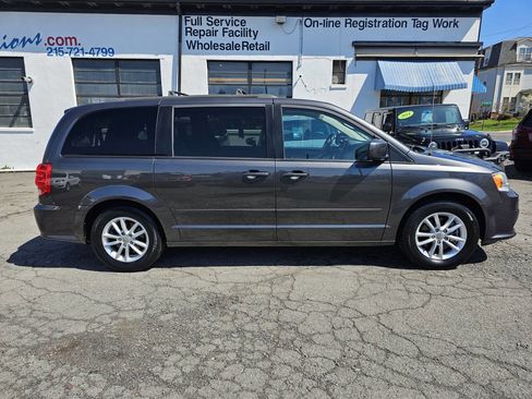 Used 2016 Dodge Grand Caravan SXT w/ Rear Park Assist Package image 4