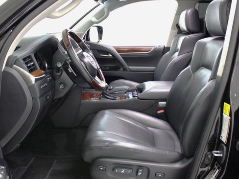 Used 2017 Lexus LX 570 4WD w/ Luxury Package image 32