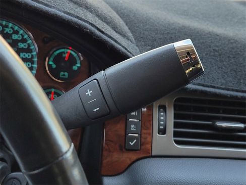 Used 2013 Chevrolet Avalanche LTZ image 27