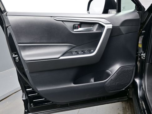 Used 2025 Toyota RAV4 XLE w/ Convenience Package image 9