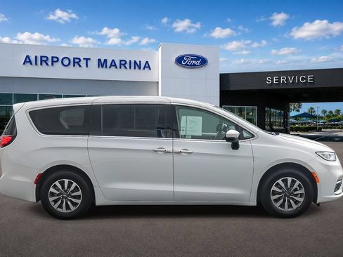 Used 2023 Chrysler Pacifica Touring-L FWD image 9