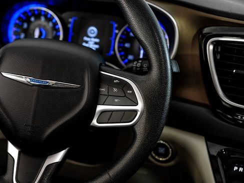 Used 2020 Chrysler Voyager Lxi image 14