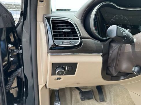 Used 2019 Jeep Grand Cherokee Overland AWD/4WD image 18