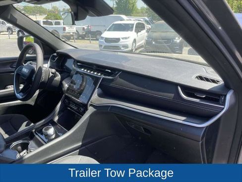 Certified 2025 Jeep Grand Cherokee Laredo w/ Trailer Tow Package AWD/4WD image 15