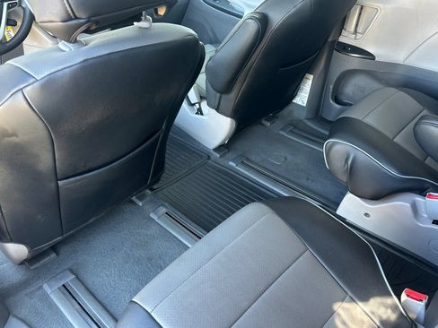 Used 2019 Toyota Sienna L FWD image 9