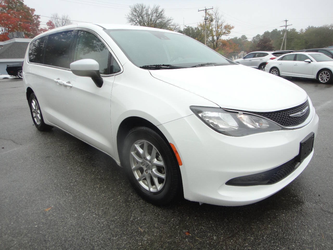 Used 2022 Chrysler Voyager LX FWD image 3