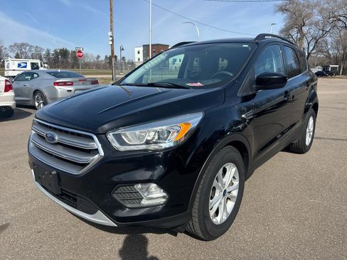 Used 2017 Ford Escape SE w/ Equipment Group 201A image 3