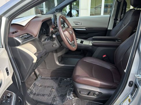 Used 2023 Toyota Sienna Platinum FWD image 10
