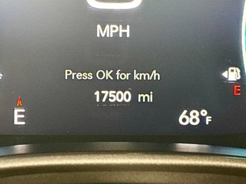 Certified 2025 Chrysler Pacifica Select AWD/4WD image 15