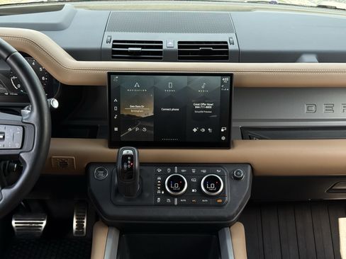 Used 2025 Land Rover Defender 110 V8 AWD/4WD image 32