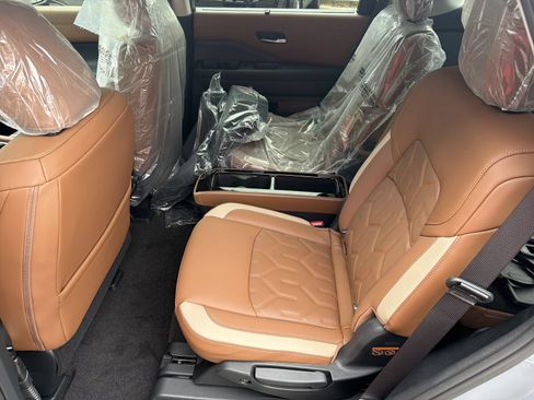 New 2026 Nissan Pathfinder Platinum w/ Accent Package FWD image 21