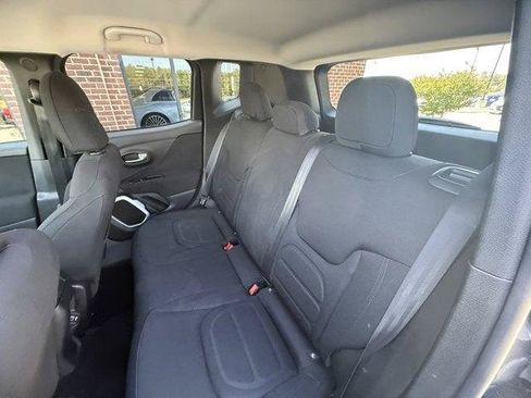 Used 2018 Jeep Renegade Latitude FWD image 15