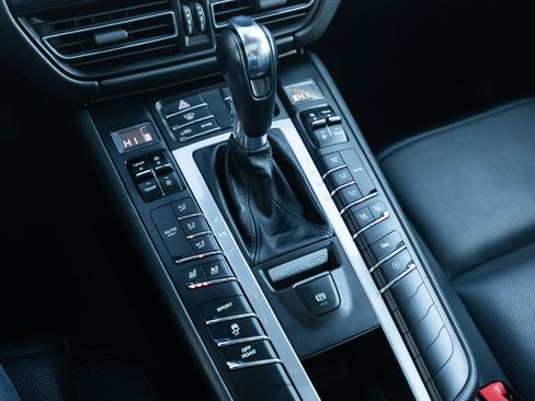 Used 2020 Porsche Macan image 38