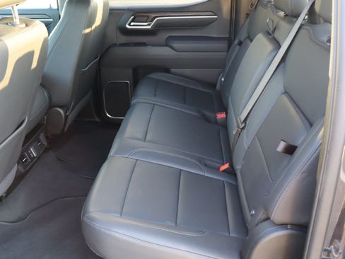 Used 2025 GMC Sierra 1500 SLT AWD/4WD image 31