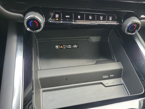 Used 2025 Chevrolet Tahoe High Country RWD image 32