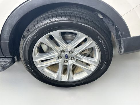 Used 2017 Ford Explorer XLT w/ Equipment Group 202A FWD image 11