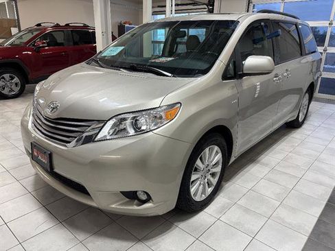 Used 2017 Toyota Sienna AWD image 1