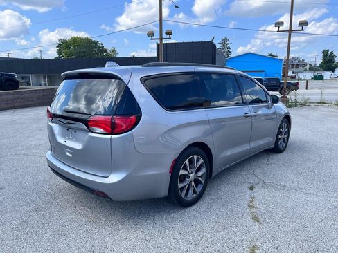 Used 2018 Chrysler Pacifica Touring-L Plus FWD image 3