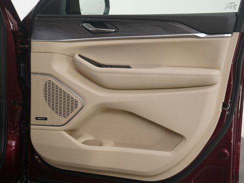 Used 2024 Jeep Grand Cherokee Limited w/ Luxury Tech Group II image 12