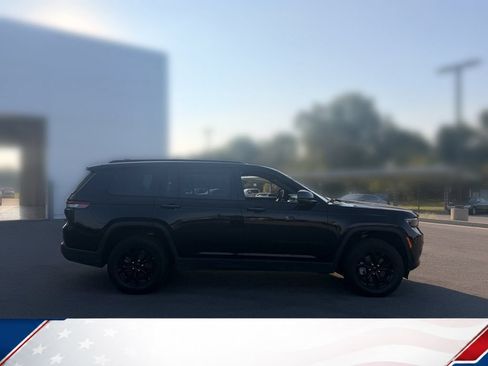 Used 2025 Jeep Grand Cherokee L Laredo AWD/4WD image 4