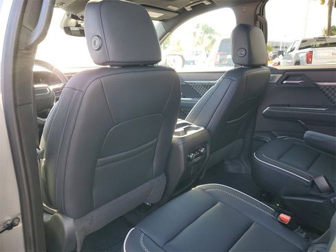 Used 2025 GMC Acadia Denali w/ Super Cruise Package image 17