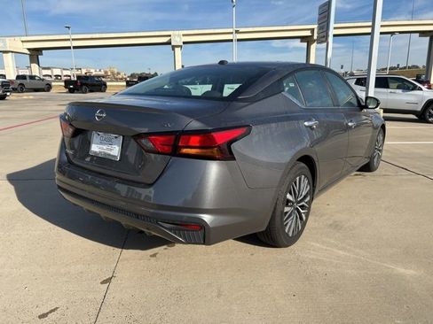 Used 2024 Nissan Altima 2.5 SV image 12