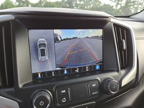 Used 2024 GMC Terrain SLT w/ Tech Package FWD image 9