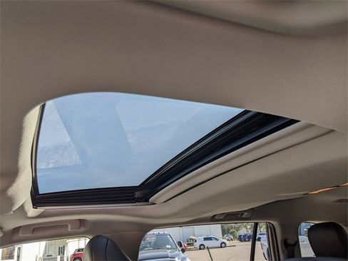 Used 2025 Toyota Highlander XLE image 19