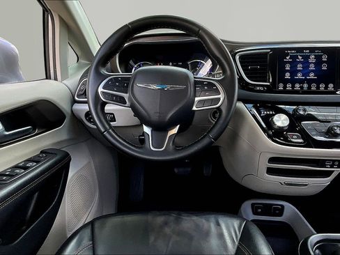 Used 2018 Chrysler Pacifica Touring-L FWD image 8
