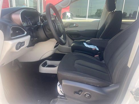 Used 2023 Chrysler Voyager LX FWD image 18