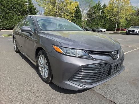 Used 2018 Toyota Camry LE image 3