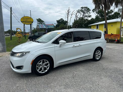 Used 2018 Chrysler Pacifica Touring-L Plus w/ Tire & Wheel Group FWD image 1