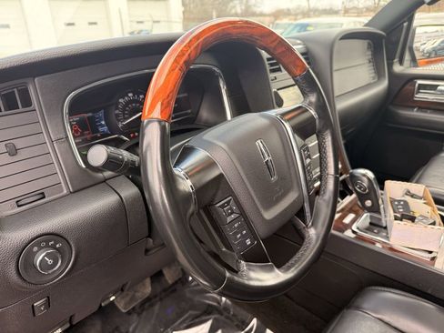 Used 2017 Lincoln Navigator Select image 22