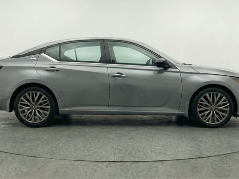 Used 2025 Nissan Altima 2.5 SV FWD image 11