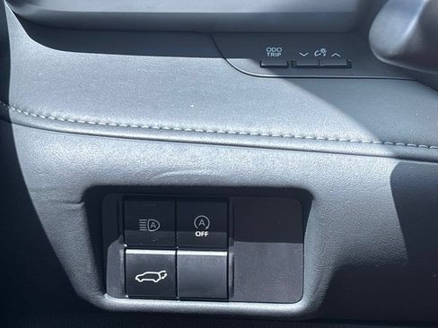 Used 2024 Toyota Highlander XLE FWD image 25