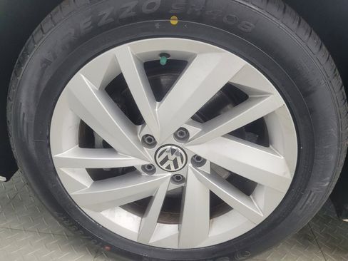 Used 2018 Volkswagen Passat 2.0T SE FWD image 31